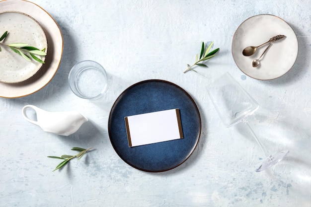 Stół z potrawami i wizytówką